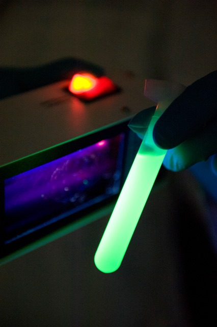 Fluoreszierende Nanopartikel, angeregt mit UV-Licht.